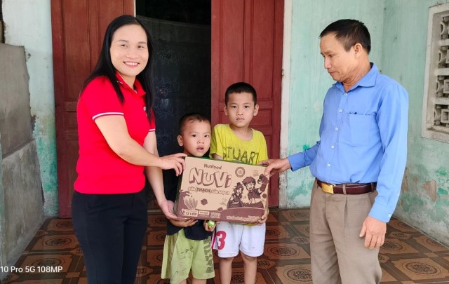 Hội Chữ thập đỏ - Bảo trợ xã hội phường Đậu Liêu phối hợp trao tặng sữa cho trẻ em mồ côi, trẻ em có hoàn cảnh khó khăn 