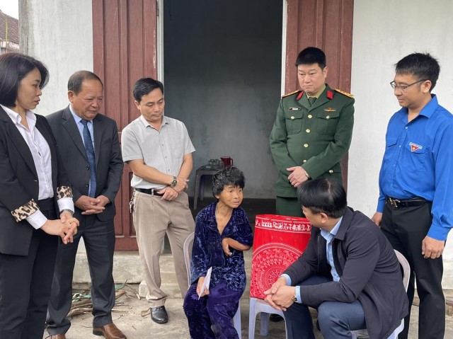 Đồng chí Nguyễn Huy Hùng, Phó Bí thư thị ủy, Chủ tịch UBND thị xã tặng quà cho các đối tượng bảo trợ xã hội trên địa bàn phường Đậu Liêu