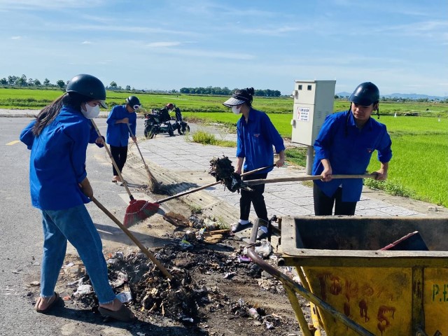 Tuổi trẻ Đậu Liêu tích cực lao động dọn vệ sinh môi trường góp phần xây dựng phường đạt chuẩn đô thị văn minh